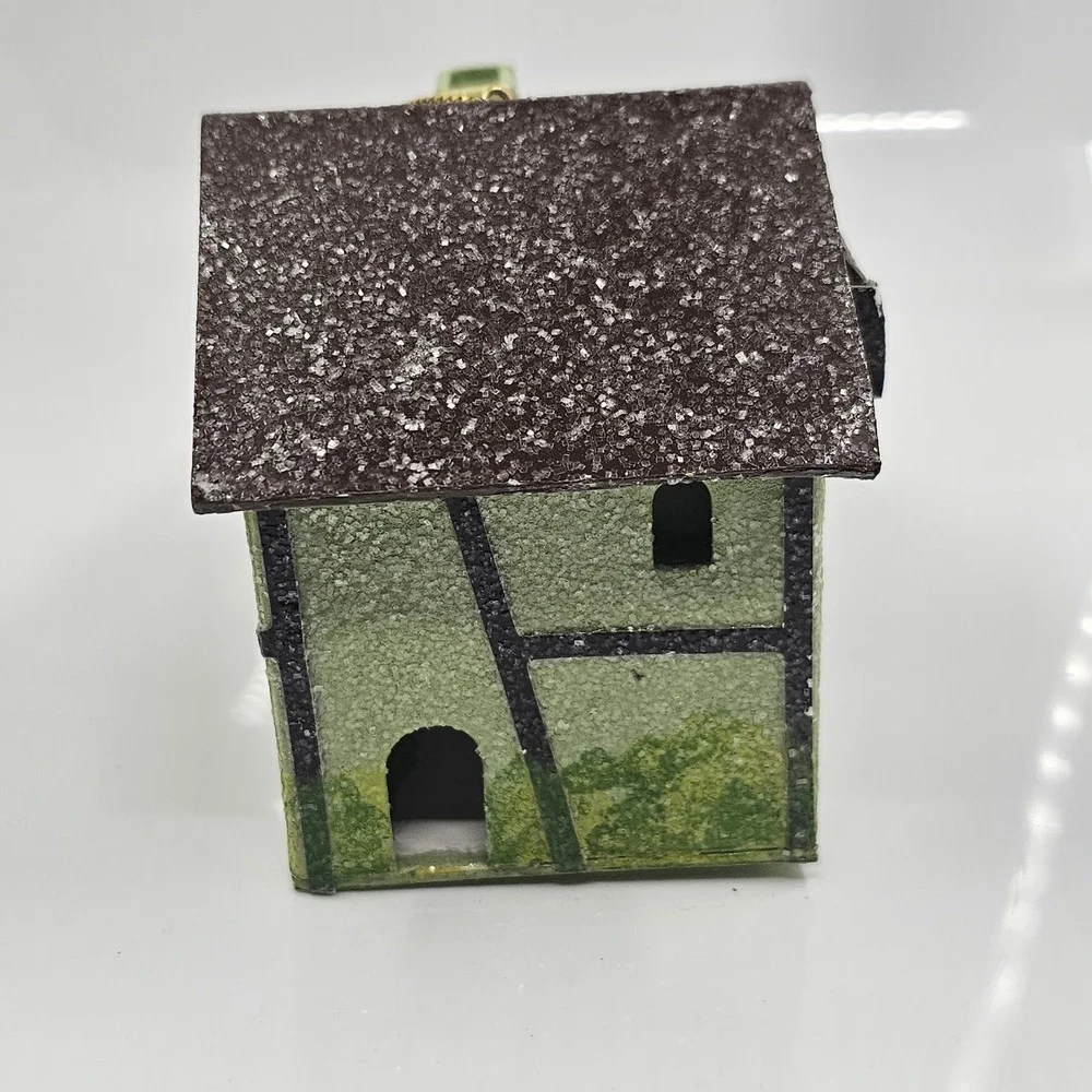 Paper House houses eyelets